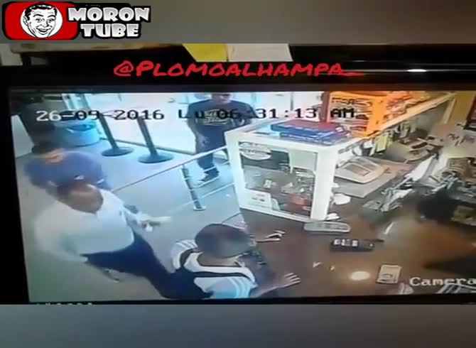 Video :A Venezuelan police officer incurs deadly expenses while attempting to stop a bakery heist